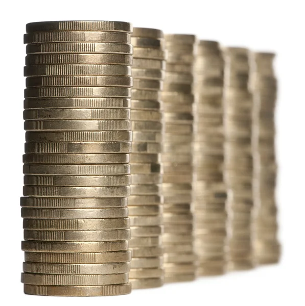 Stapels van 1 euro munten voor witte achtergrond — Stockfoto
