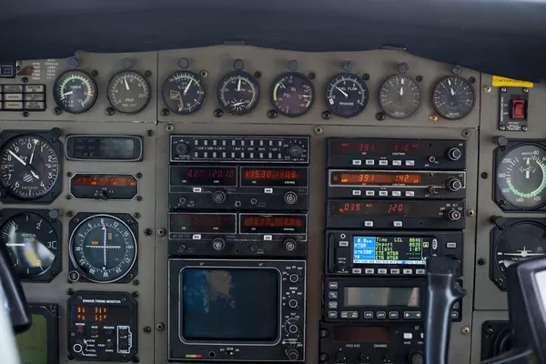 Primo piano del vecchio pannello di controllo della cabina di pilotaggio dell'aereo — Foto Stock