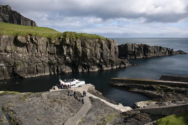 Boat arrival on Mykines, Faroe Islands — Stock Photo, Image