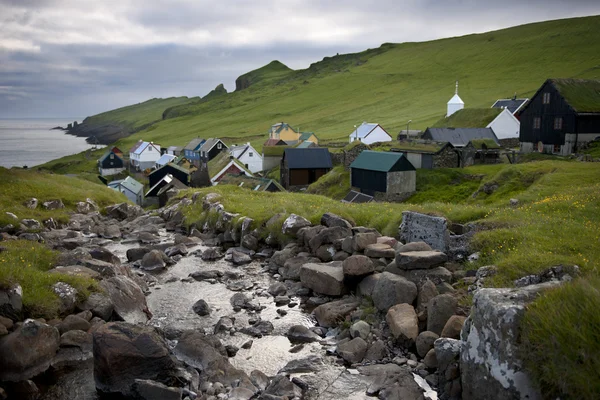 Häuser und Bach im Dorf der Insel Mykines, Färöer-Inseln — Stockfoto