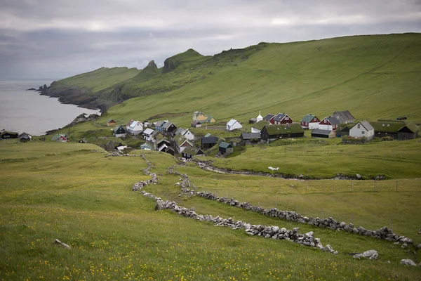 Дома и каменная стена в деревне Майкинес, Фарерские острова — стоковое фото