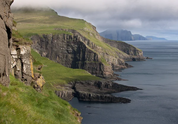 Vista panoramica della costa di Mykines, Isole Faroe — Foto Stock