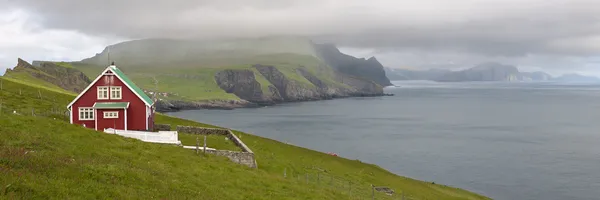 Quinta vermelha na costa de Mykines, Ilhas Faroé — Fotografia de Stock