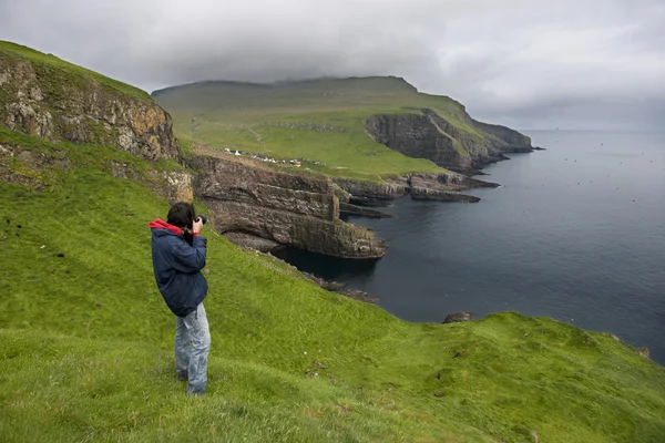 Fotógrafo tomando fotos en Mykines, Islas Feroe —  Fotos de Stock