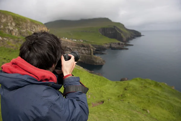 Fotógrafo tirar fotos em Mykines, Ilhas Faroé — Fotografia de Stock