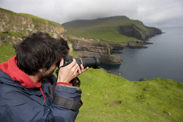 Fotograf som tar bilder på mykines, Färöarna — Stockfoto