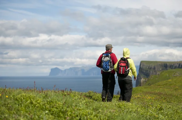 Par vandring på mykines, Färöarna — Stockfoto