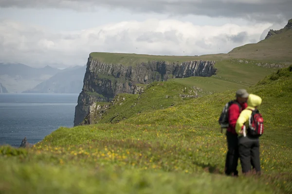 Paar küsst sich auf Mykines, Färöer-Inseln — Stockfoto