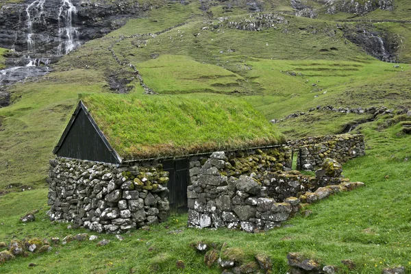 Starý kamenný dům v Faerských ostrovů — Stock fotografie