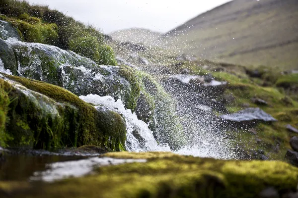 Spritzwasser eines Wasserfalls auf den Färöer-Inseln — Stockfoto