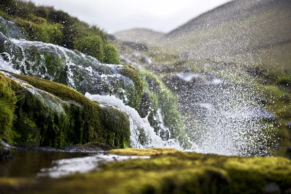 Spritzwasser eines Wasserfalls auf den Färöer-Inseln — Stockfoto