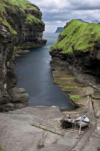 Vista ad alto angolo del piccolo porto nelle Isole Faroe — Foto Stock