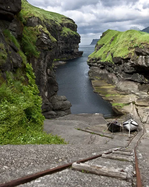 Vista de alto ângulo de pequeno porto nas Ilhas Faroé — Fotografia de Stock