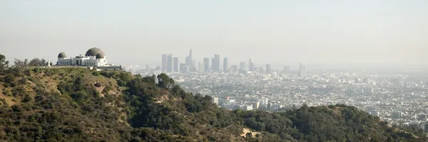 A Griffith Obszervatórium, az előtérben, California, USA-ban a Los Angeles-i Skyline — Stock Fotó