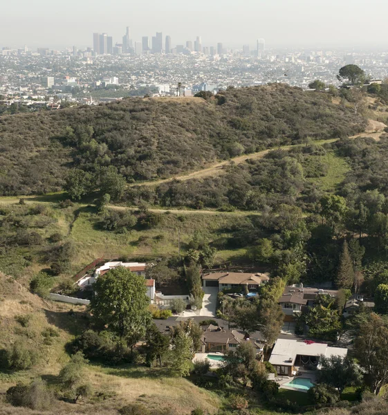 Panoramę z los angeles z domów w planie, california, Stany Zjednoczone Ameryki — Zdjęcie stockowe