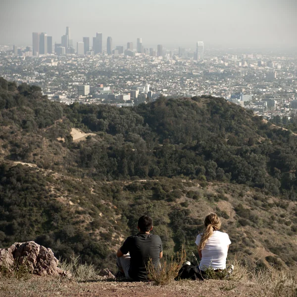 Два человека смотрят на Лос-Анджелес, Калифорния, США — стоковое фото