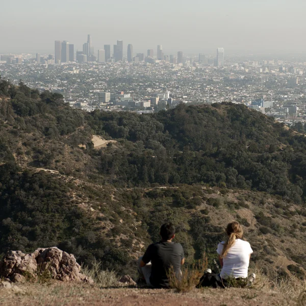 Два человека смотрят на Лос-Анджелес, Калифорния, США — стоковое фото