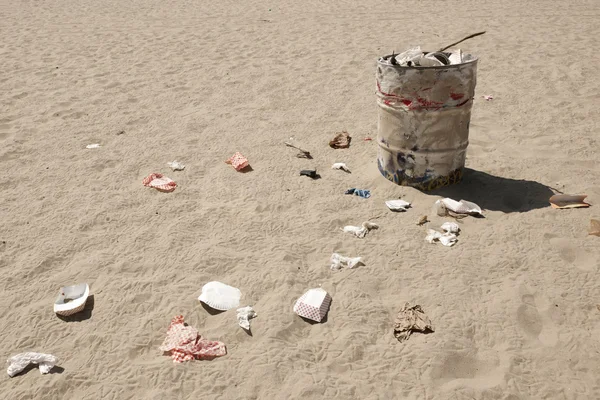 Dustbin on Venice beach, Los Angeles, California, USA — Stock Photo, Image