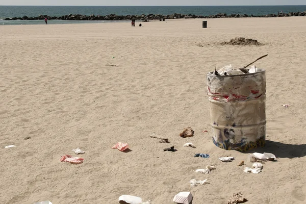 Мусорный контейнер на пляже Венис, Лос-Анджелес, Калифорния, США — стоковое фото