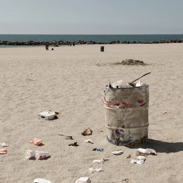 Poubelle sur la plage de Venise, Los Angeles, Californie, USA — Photo