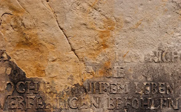 Inscrição alemã antiga na parede de pedra quebrada — Fotografia de Stock