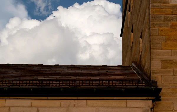 Střecha kostela a mrak — Stock fotografie