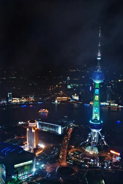 鸟瞰的上海浦东新区，在夜间 — 图库照片