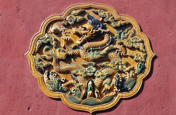 Panneau décoratif chinois avec motifs et dragons — Photo