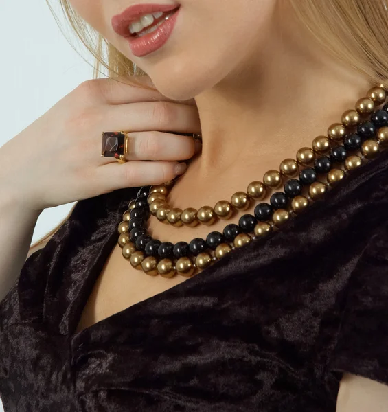 Bella donna che indossa perline e anello di perle Foto Stock