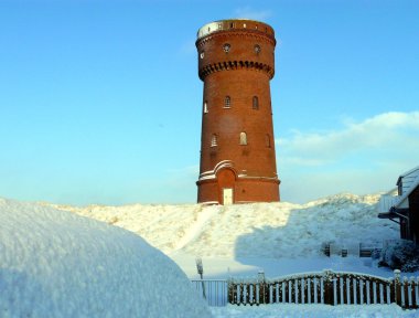 borkum adada kış içinde eski su kulesi