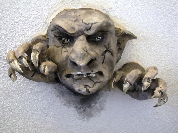 Жуткая фигура у стены в Праге — стоковое фото