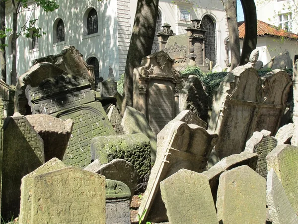 Pierres tombales au cimetière juif historique de Prague — Photo