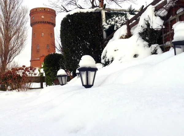 Torre de água velha na ilha de Borkum na neve Fotos De Bancos De Imagens