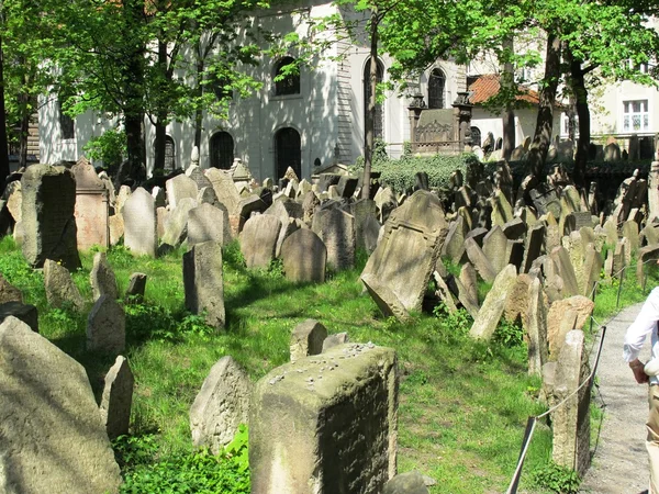 Oude Joodse begraafplaats in Praag Stockafbeelding