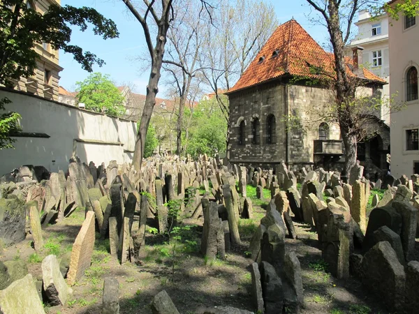 Oude Joodse begraafplaats in Praag Stockfoto
