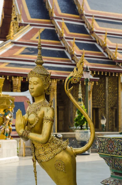 Złoty kinnari wat phra Kaew w Bangkoku — Zdjęcie stockowe