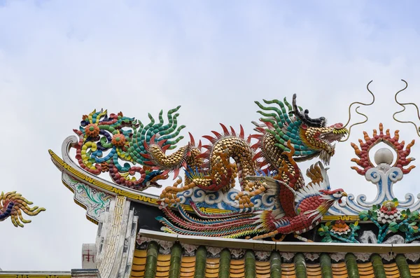 Färgglada dragon staty — Stockfoto