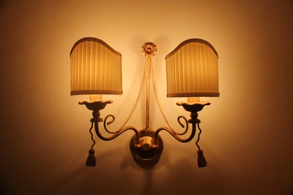 Зажженная лампа на стене — стоковое фото
