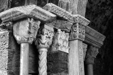 detay çok Eskiler başkentlerinden (sacra di san michele, sant'ambrogio di torino, İtalya)