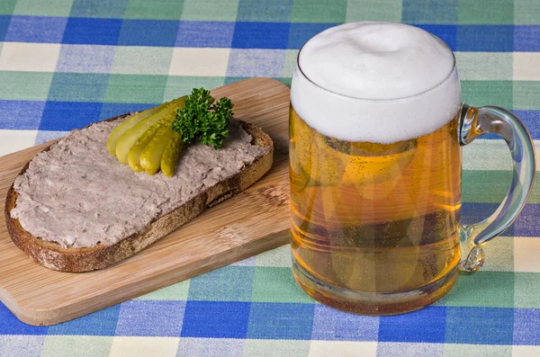 Pain au liverwurst et un verre de bière — Photo