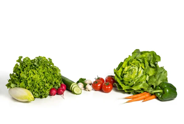 Frischer Salat und Gemüse in einer Gruppe isoliert auf weißem Hintergrund — Stockfoto