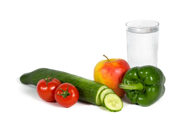 Świeże warzywa i owoce o szklankę wody — Zdjęcie stockowe