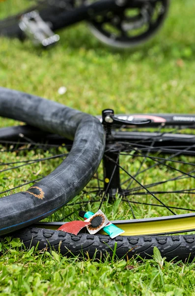 Reparatur eines platten Fahrradreifens — Stockfoto