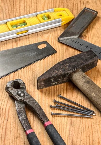 Las diferentes herramientas en una superficie de madera — Foto de Stock