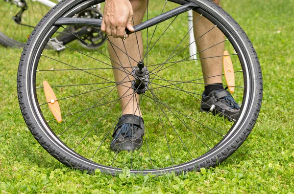Reparación de un neumático de bicicleta pinchado — Foto de Stock