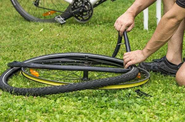 Reparação de um pneu de bicicleta plana — Fotografia de Stock