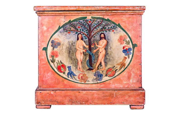 Античный деревянный сундук с картиной Адама и Евы — стоковое фото