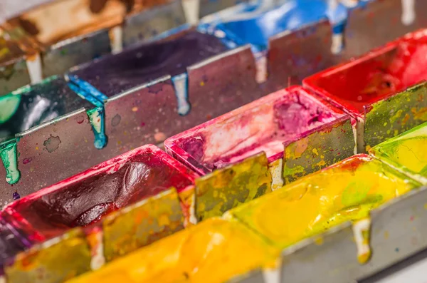 Fechar de uma caixa de tinta aquarela — Fotografia de Stock