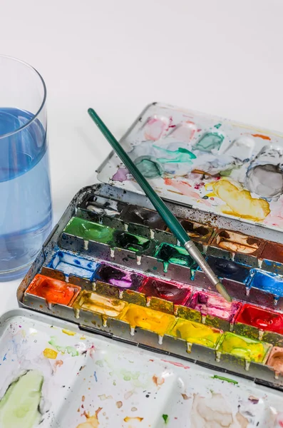 Akvarell festék doboz-val ecset és a víz-glass — Stock Fotó