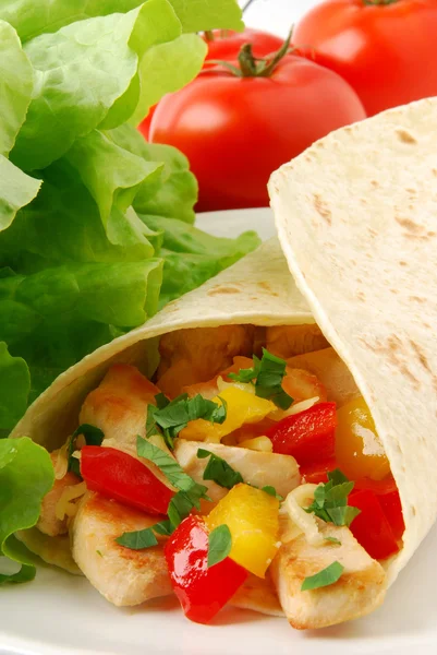 Burrito med kyckling och grönsaker — Stockfoto